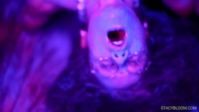 Foshnja masturbon në kamera dhe e sjell veten në orgazëm.