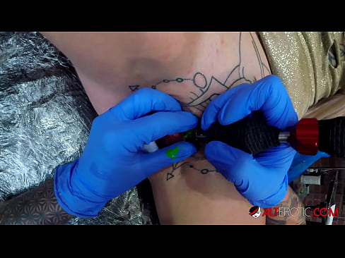 ❤️ E dashura jashtëzakonisht e bërë me tatuazhe, Sully Savage, bëri një tatuazh në klitorisin e saj ❤❌ Video porno në sq.pornjk.ru ❌️❤